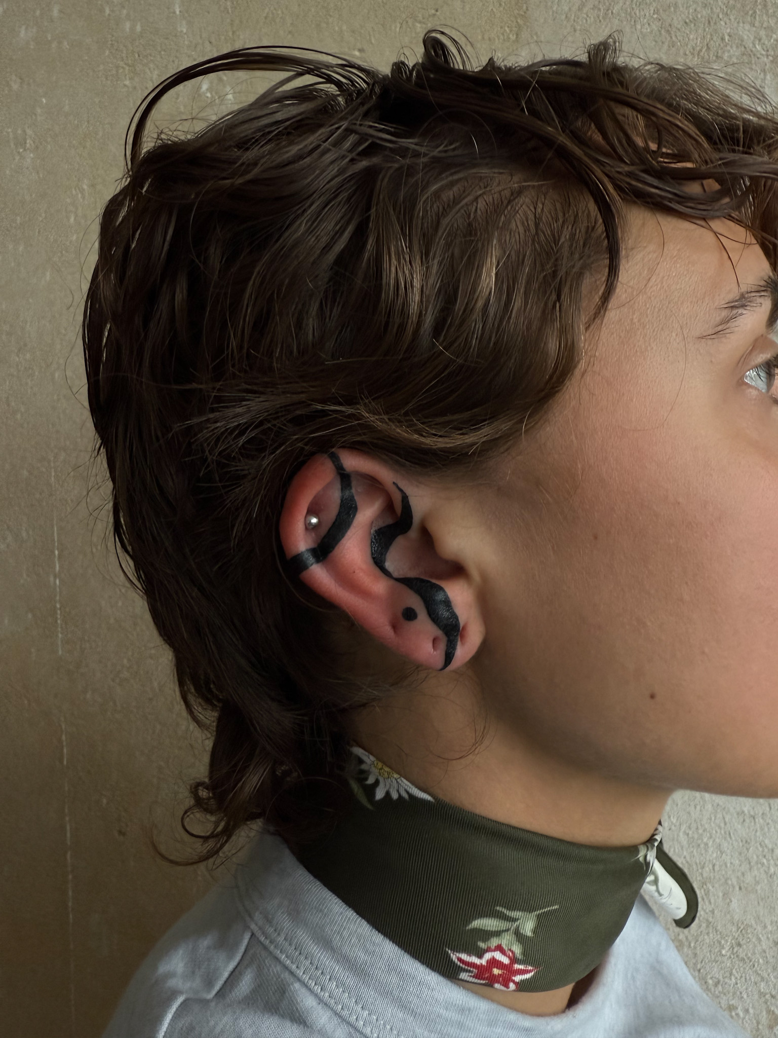 A black wave following the curve of the ear